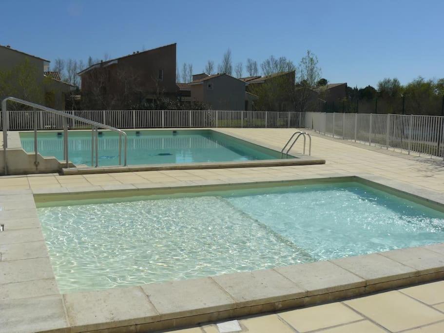 LE PETIT BONHEUR - APPART - PISCINE PARTAGEE - Proche d'Avignon Saint-Saturnin-lès-Avignon Extérieur photo