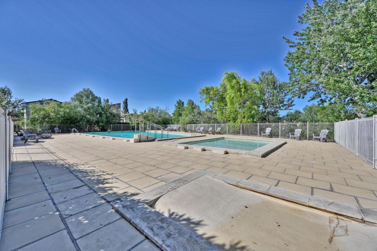 LE PETIT BONHEUR - APPART - PISCINE PARTAGEE - Proche d'Avignon Saint-Saturnin-lès-Avignon Extérieur photo